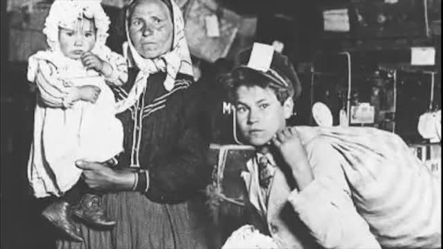 «Quando i clandestini eravamo noi: chiusi in casa, senza poter giocare, cantare o piangere»