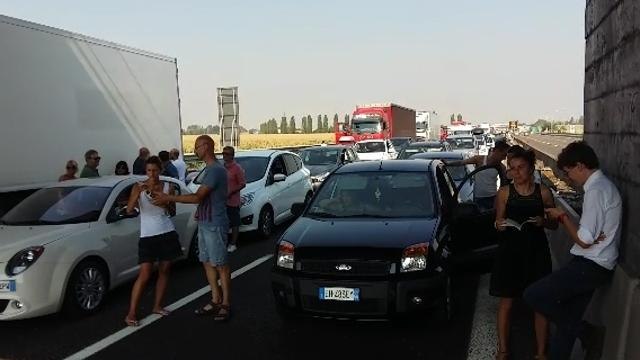 A1, gli automobilisti cercano l’ombra sotto i ponti dell’autostrada
