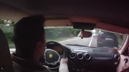 Sorpasso da brivido in Ferrari, spericolato test drive a Maranello