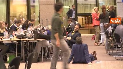 Eurosummit, la lunga notte: in sala stampa bivacchi e sbadigli