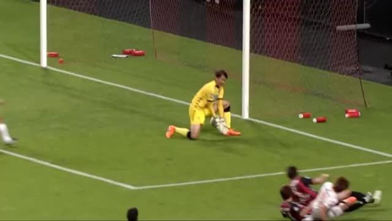 Una papera  del portiere, palla tra  mani e  gambe