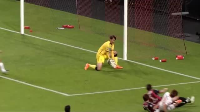 Una papera del portiere, palla tra mani e gambe