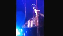 Acrobata del circo cade da sette metri durante lo spettacolo