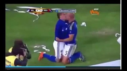 Calciatore bacia il compagno dopo il gol: scalpore in Colombia