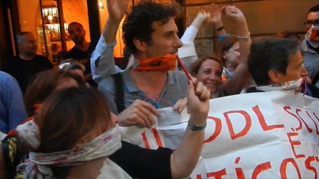 Direzione del PD, insegnanti contro riforma della scuola: «Vergogna, Vergogna»