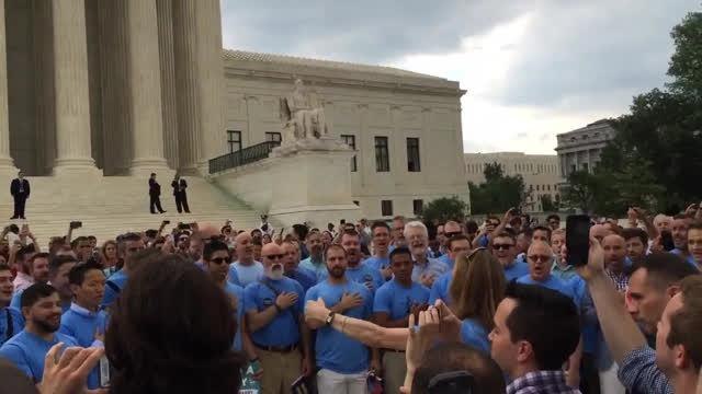 Coro gay dopo la sentenza sui matrimoni intona inno americano