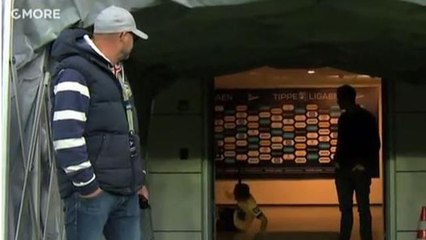 La rabbia si trasforma in gaffe: tira un calcio al tabellone ma scivola in diretta tv