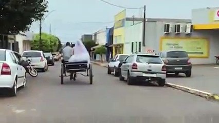 Noiva vai para a igreja de charrete e vídeo viraliza em Goioerê