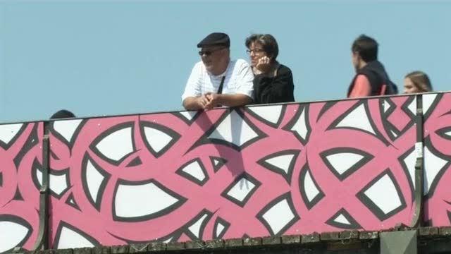 Video Il ponte degli innamorati di Parigi si colora con la street art