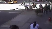 Manhattan, uomo armato di martello. La polizia spara in mezzo alla strada