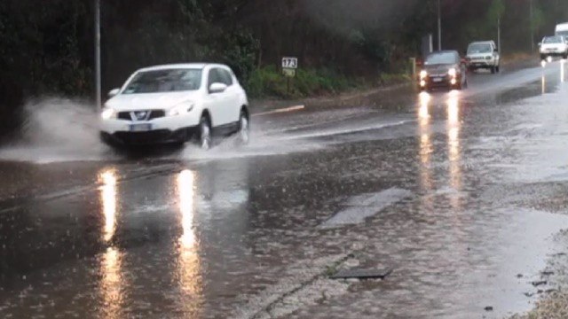 Maltempo, tempesta di pioggia: il traffico in periferia