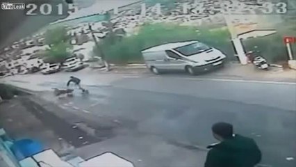 Prende  il passeggino prima che cada dalla scogliera