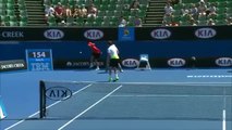 Australian Open, raccattapalle centrato proprio lì da un servizio a 200 kmh