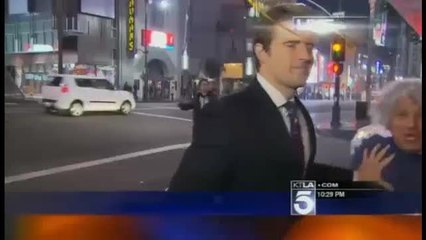 Cerca di disturbare  il servizio tv, ma il giornalista lo spinge via