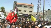 Palestina, folla immensa ai funerali del ragazzo che aggredì un poliziotto israeliano