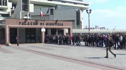 Il tribunale di Napoli bloccato da controlli e metal detector