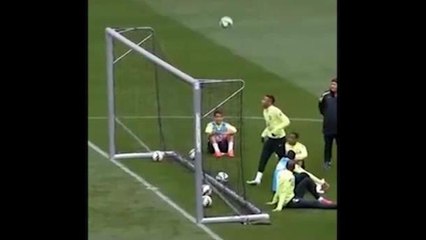 La magia di Neymar: segna da dietro la porta