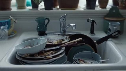 Chiama la polizia e ordina una pizza per salvarsi la vita