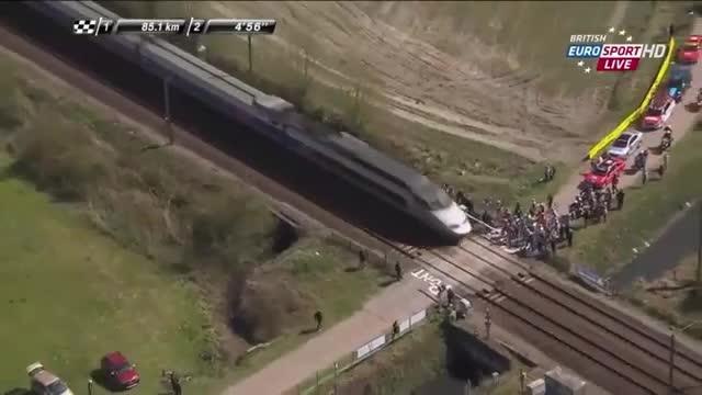 Parigi-Roubaix, le sbarre del passaggio a livello in testa ai ciclisti