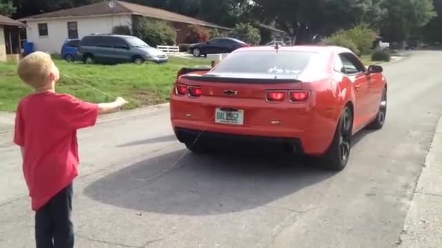 Dente da latte, il modo più folle per farlo cadere