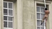 Un uomo nudo si cala con una corda di lenzuola dalla finestra di Buckingham Palace