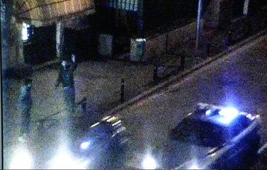 Prova a rapinare un passante, il video dell’arresto