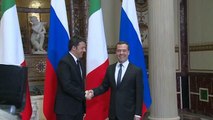 Renzi incontra Medvedev: «Non c'è alternativa alla diplomazia»