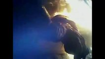 Uomo intrappolato nell’auto in fiamme, sceriffo-eroe lo estrae vivo