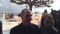 Il ministro   Varoufakis, niente domande ma solo  selfie con una giornalista