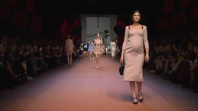 Bianca Balti in passerella col pancione, è al sesto mese di gravidanza