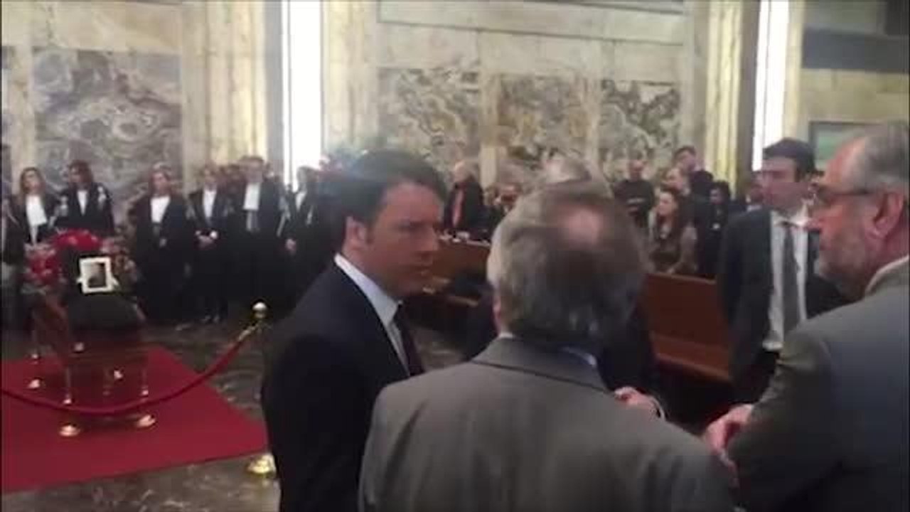 Renzi alla camera ardente per le vittime della strage in tribunale