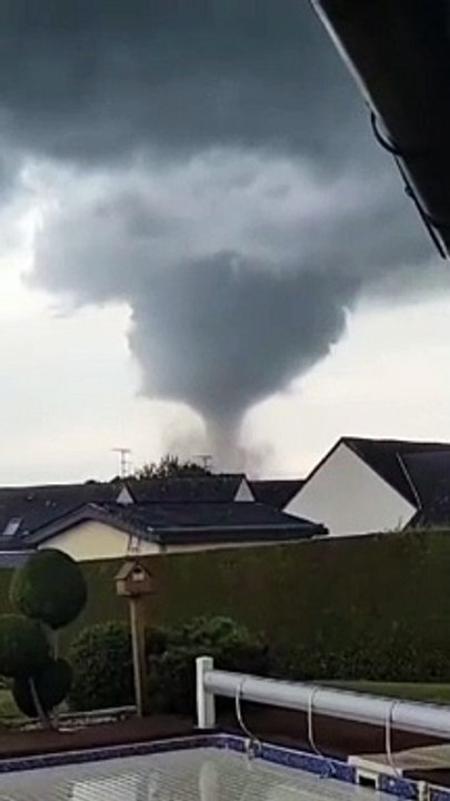 Mayenne : Regardez les images très impressionnantes de cette tornade qui s’est abattue hier aux abords des communes de Saint-Pierre-des-Landes et d'Ernée