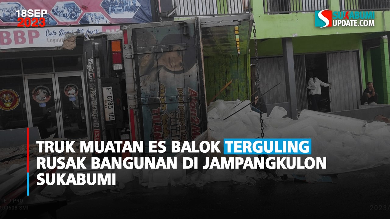 Truk Muatan Es Balok Terguling Rusak Bangunan di Jampangkulon Sukabumi