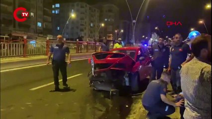 ALKOLLÜ SÜRÜCÜNÜN KULLANDIĞI OTOMOBİL BARİYERLERE ÇARPTI 4 YARALI