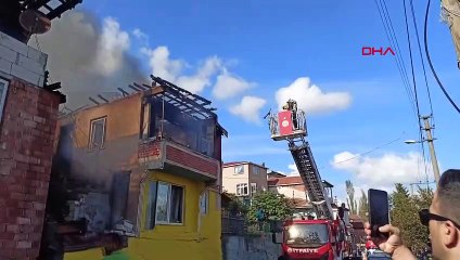 İzmit'te Ahşap Çatılı Bina Yangını Kontrol Altına Alındı
