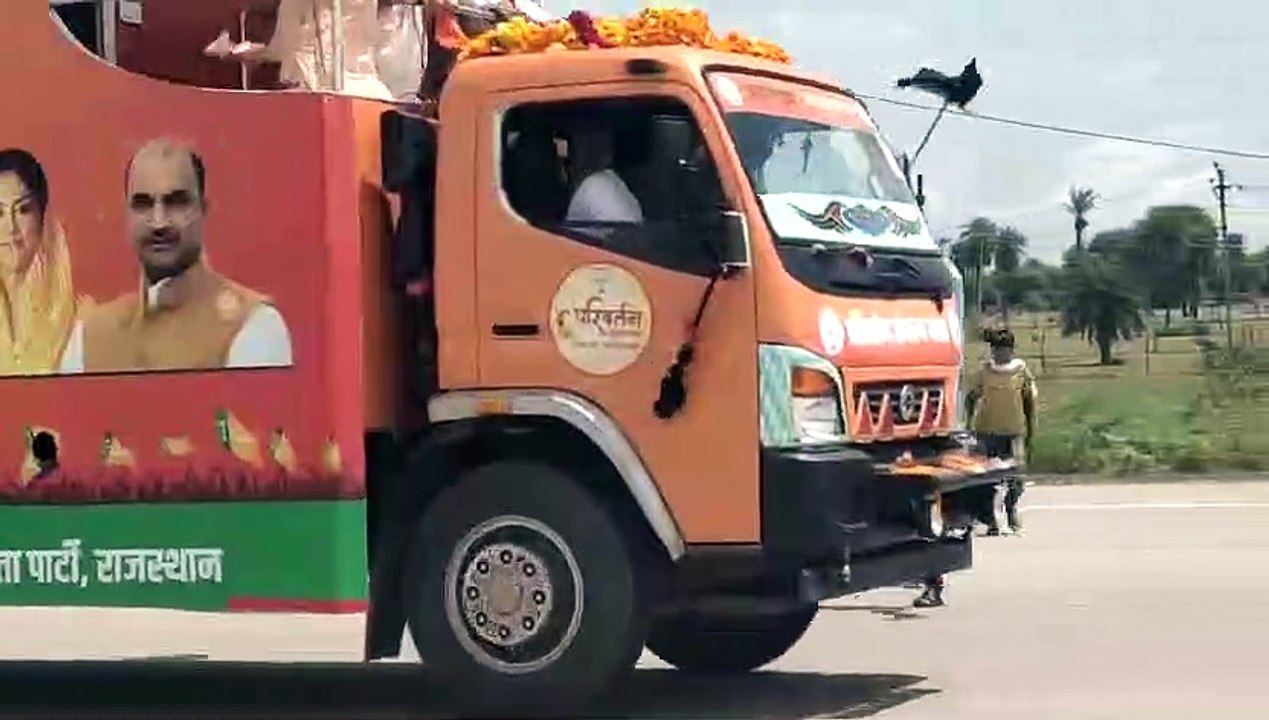 दौसा. भाजपा की परिवर्तन संकल्प यात्रा को युवकों ने दिखाए काले झण्डे