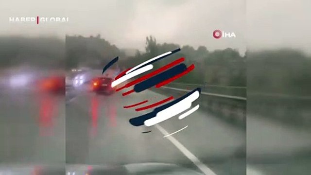Kamyon kasasından yola düşen tonlarca ağırlığındaki mermer blok otomobili hurdaya çevirdi
