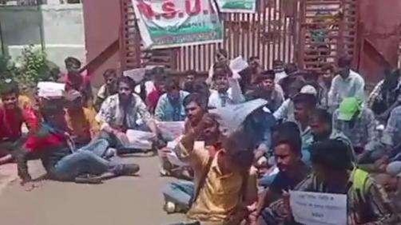 बड़वानी: NSUI ने SVN कॉलेज के खिलाफ दिया धरना,जाने क्यों है नाराजगी