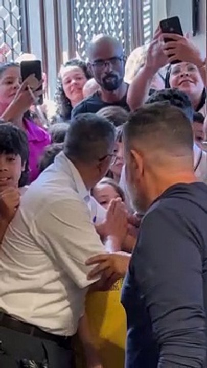 Ídolo do Atlético, Hulk assiste a culto e atende fãs em Belo Horizonte