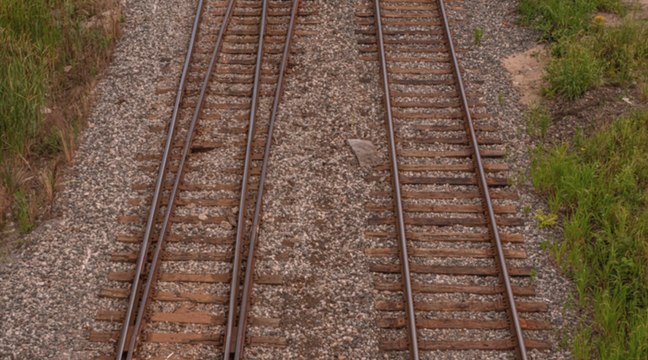 Mann hält Schläfchen im Gleis – Zug kann noch stoppen!