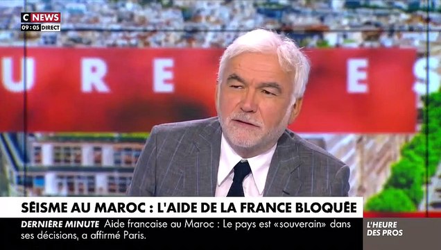 Pascal Praud taquine l'un de se chroniqueurs sur son look dans L'Heure des pros sur CNews.