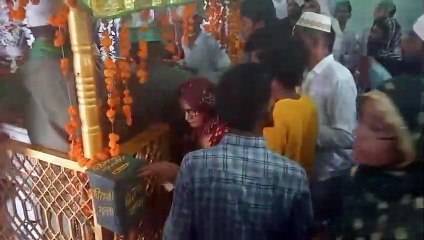 मन्नतें मांगीं, दिन भर चला जियारत का दौर