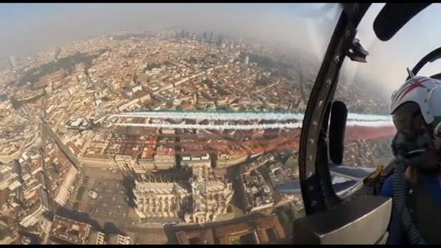 Lo spettacolo delle Frecce Tricolori a Milano per il centenario dell'Aeronautica Militare