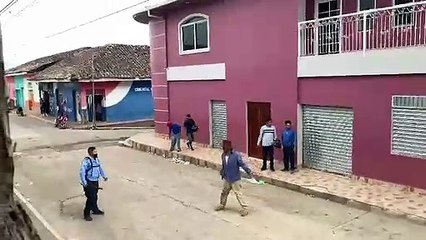 Hondureños 'bolos' agreden a agentes de la Policía en La Paz