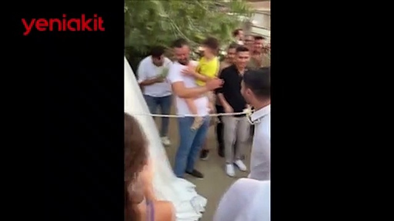 Bu rezillikleri durdurun artık! Gelin damadı boynuna tasma takarak eve soktu çevredekiler alkış tuttu