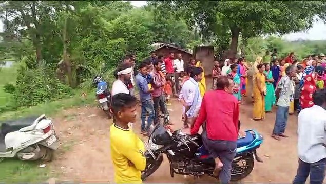 When the administration did not agree to the demands, they protested against the displacement in the morning and started collecting household items in the afternoon.
