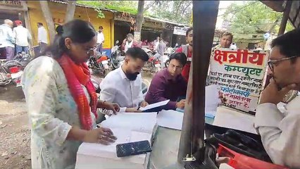 एडीएम ने टीम के साथ स्टॉम्प वेंडर को कालाबाजारी करते रंगे हाथों पकड़ा