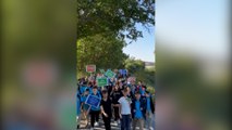 Okulları güçlendirilmeyen öğrenciler 1 saat mesafede okula sevk edildiler: Servis olmayınca protesto için yürüdüler