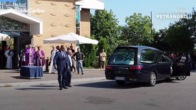 Bimbo morto nel camper: il video del funerale di Samuel Imbuzan