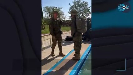 Leonor ya tiene su boina de combatiente: superó la prueba de ser lanzada con arma y equipo a la piscina